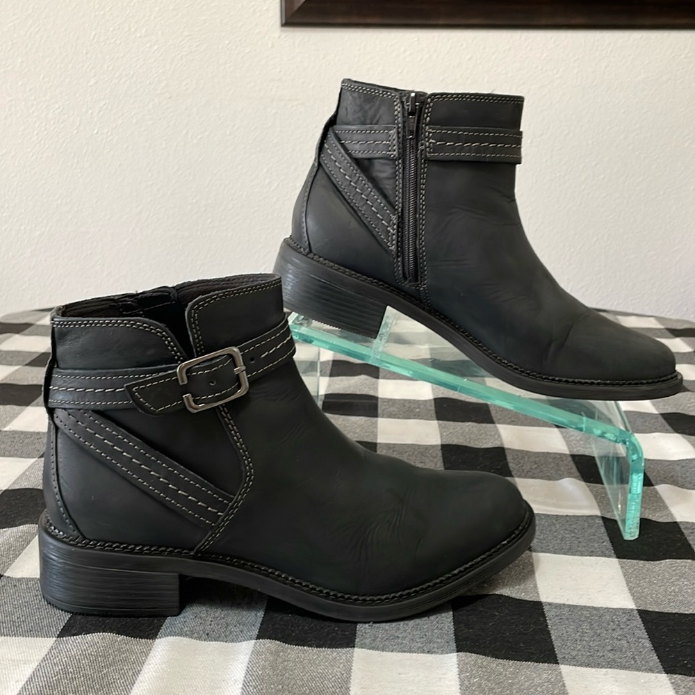 Clarks Women's Maye Black Nubuck Leather Ankle Strap Boot Booties Size 9.5